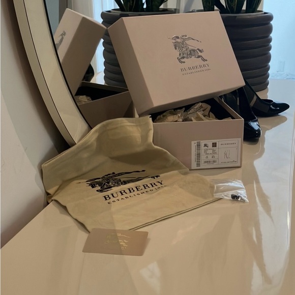 Burberry black patent and signature check pump - Picture 7 of 7